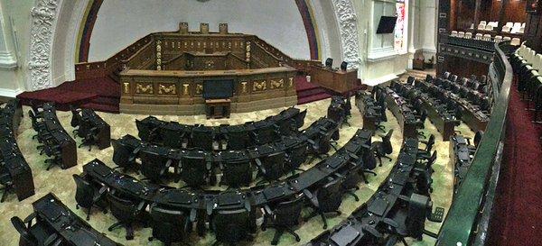 Nueva Asamblea de Venezuela saca los cuadros de Chávez y Bolívar