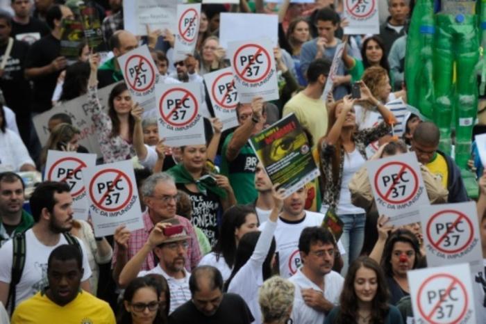 O ataque contra a liberdade de pensar