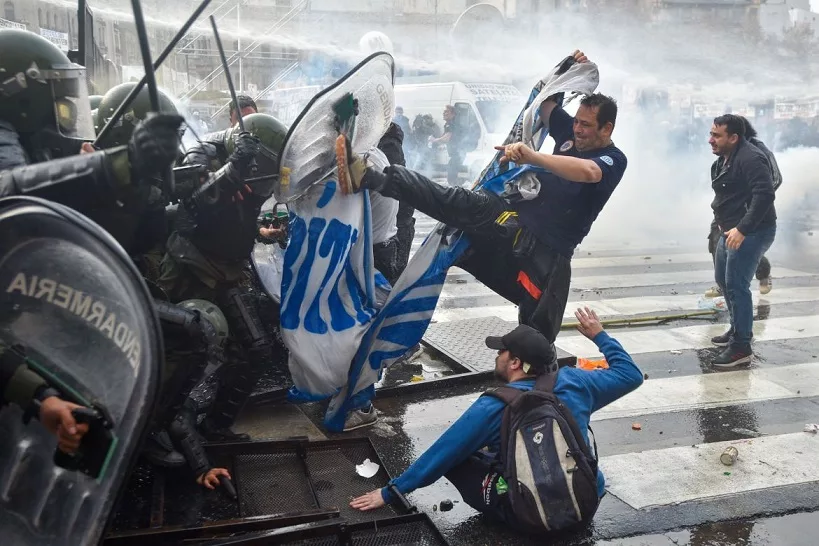 Argentinos protestam contra a Lei Base