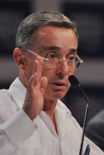 Judiciário colombiano anula sentença de Uribe