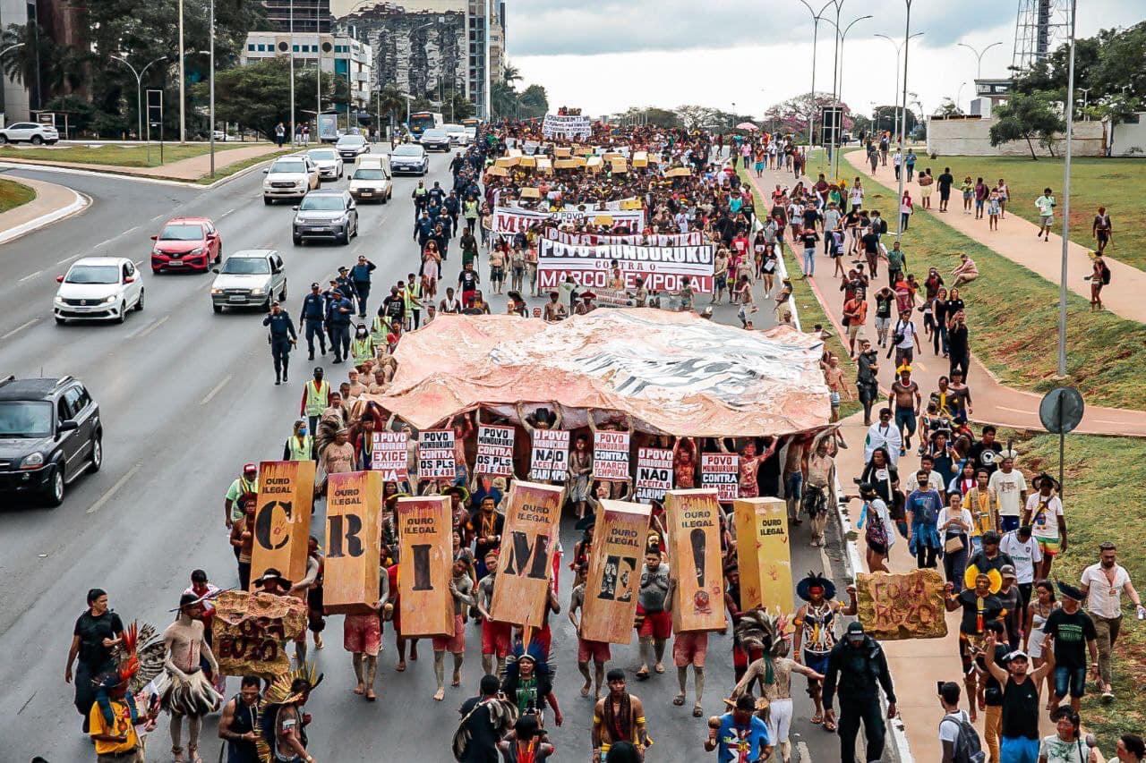 Abril indígena ocupa Brasília