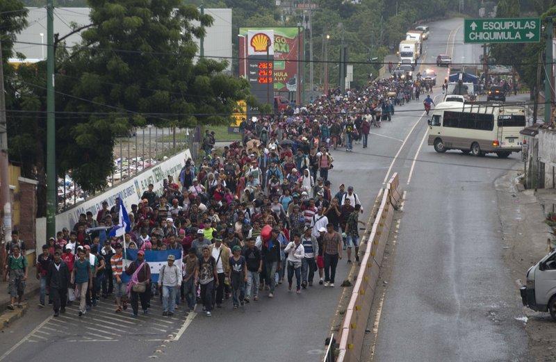 Numa ação inédita, hondurenhos marcham para os EUA