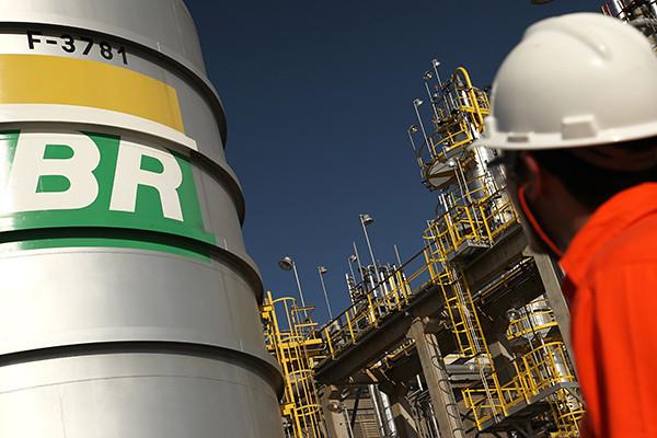 Direção da Petrobrás acelera na contramão com privatizações