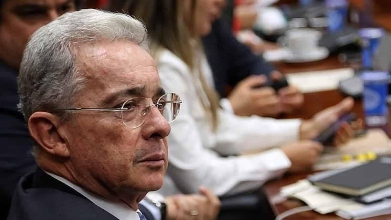 Colômbia  – Uribe recebe ordem de prisão domiciliar