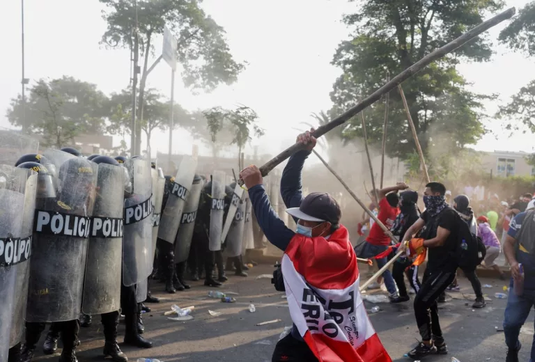 Perú, violencia, democracia y dictadura mediática